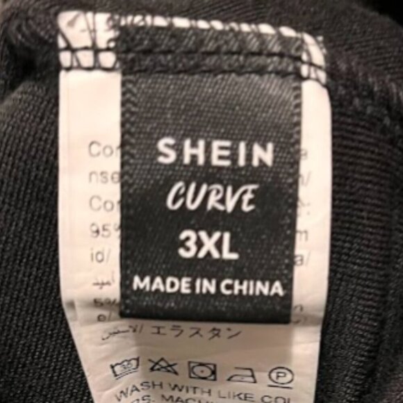 Black Dress - Curve - Picture 3 of 3